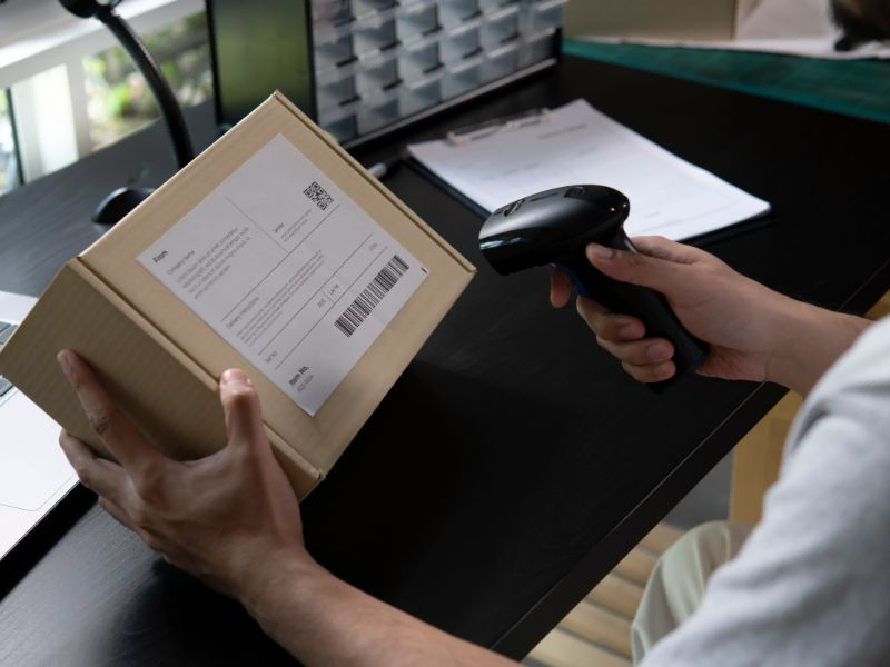 Trabajador escaneando la etiqueta de un paquete